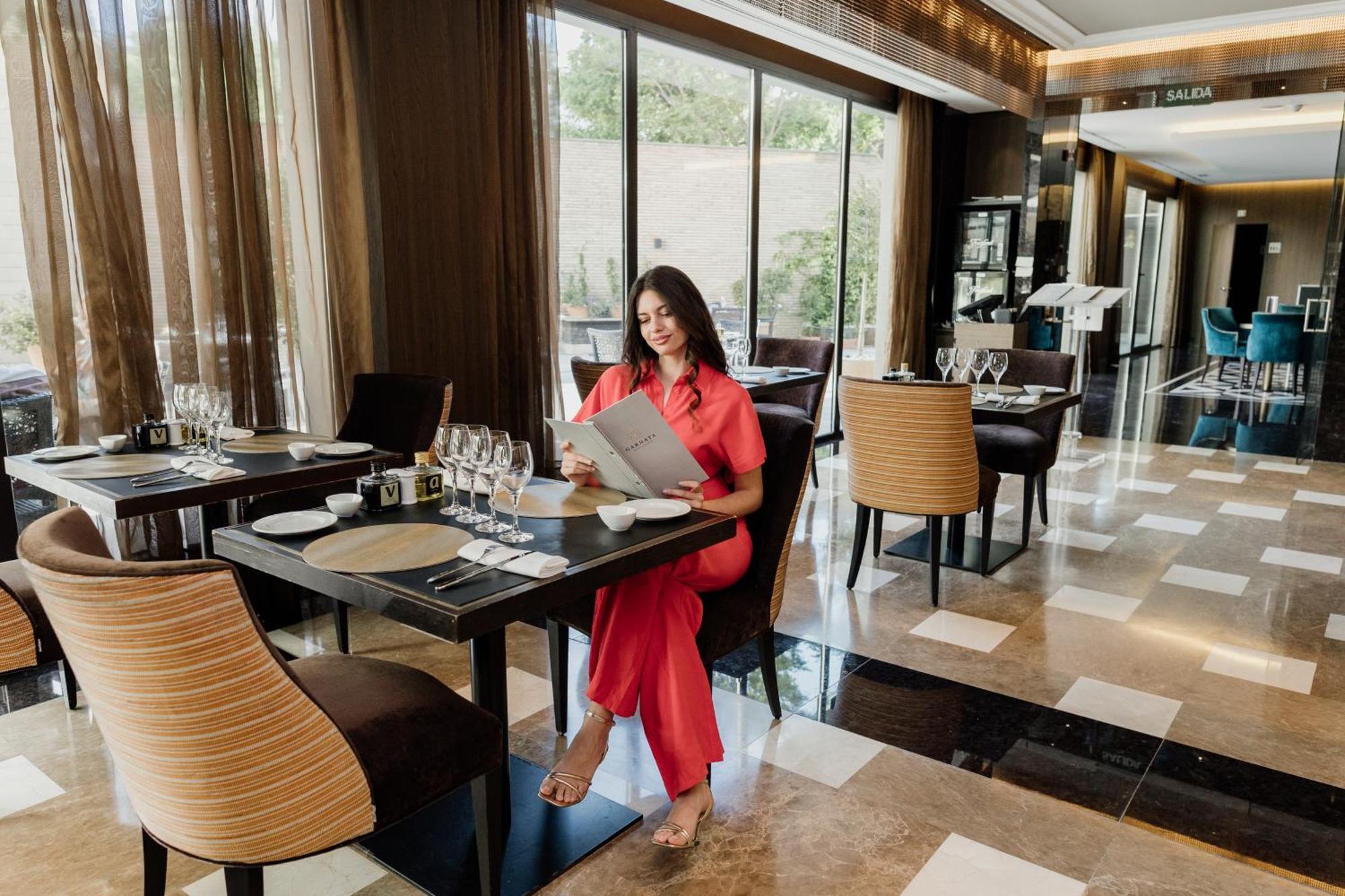 Aurea Washington Irving By Eurostars Hotel Company Granada Exterior photo A woman dining at a restaurant
